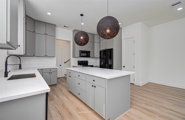 Building Photo - 4605 Edison St