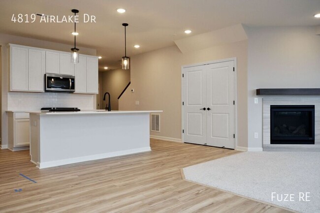 Building Photo - 4819 Airlake Dr