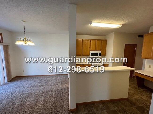 Building Photo - End Unit Woodbury Townhouse Available Now,...