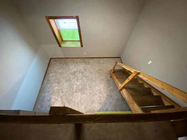 Building Photo - 222 W Broadway-N