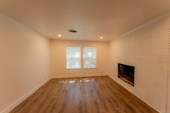Building Photo - 1103 N Grant Dr