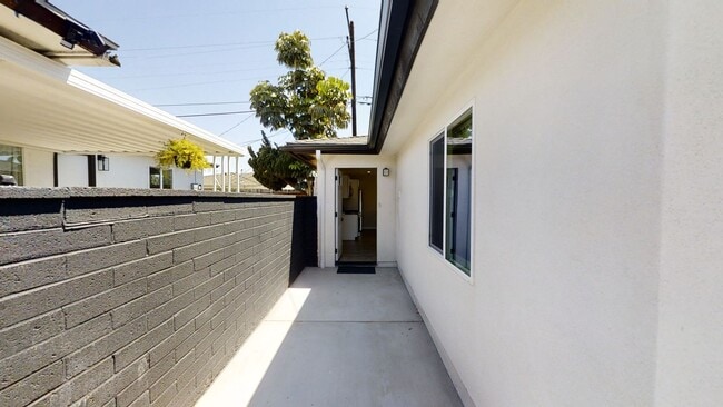 Building Photo - 5575 Mary Ln Dr