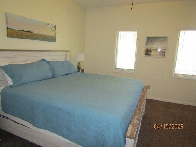 Building Photo - 1221 Lake Dr