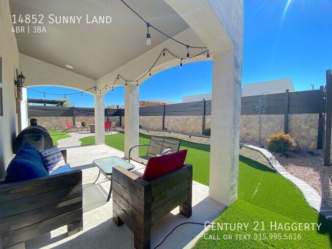 Building Photo - Gorgeous 4 Bedroom Refrig A/C Home