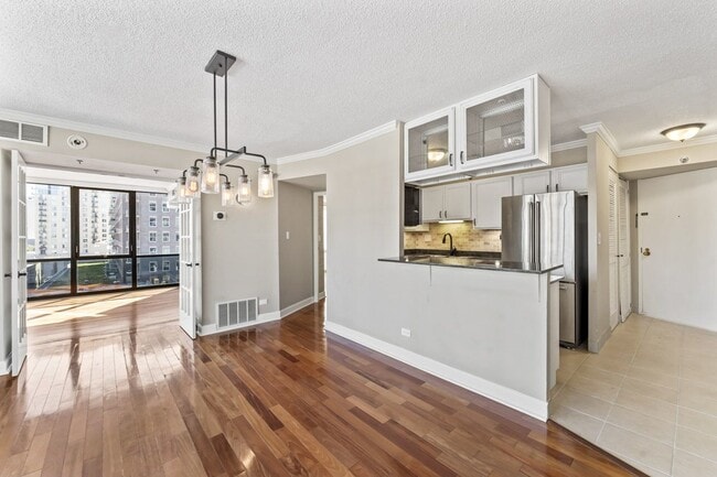 Building Photo - 1309 N Wells St