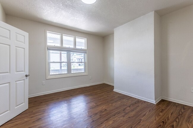 Building Photo - AVAILABLE OCTOBER 15th - Quirky 3+ Bedroom...