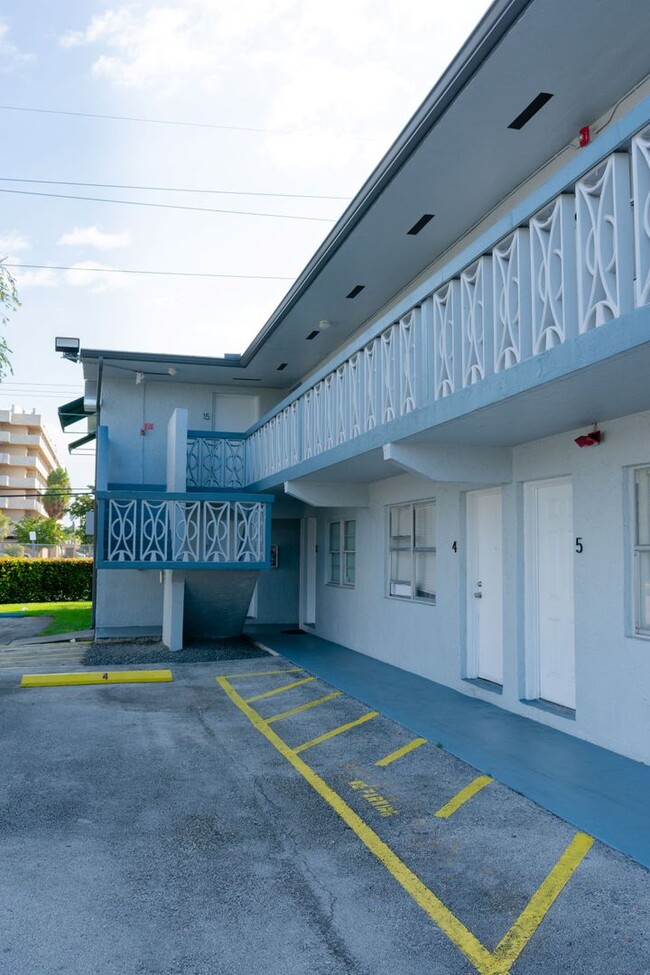 Building Photo - For Rent 1/1 for $1,550 near Miami Interna...