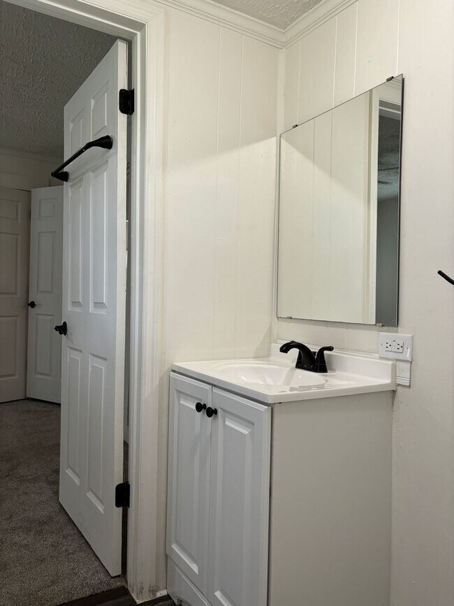 Building Photo - Newly Renovated 2 Bed/ 2 Bath- Great Downt...