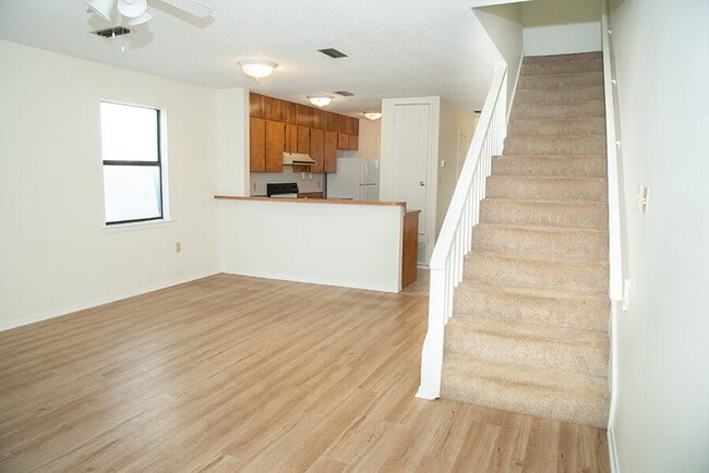 Building Photo - "Charming Townhouse on Hollywood Blvd with Spacious 1156 Sq Ft Layout!"