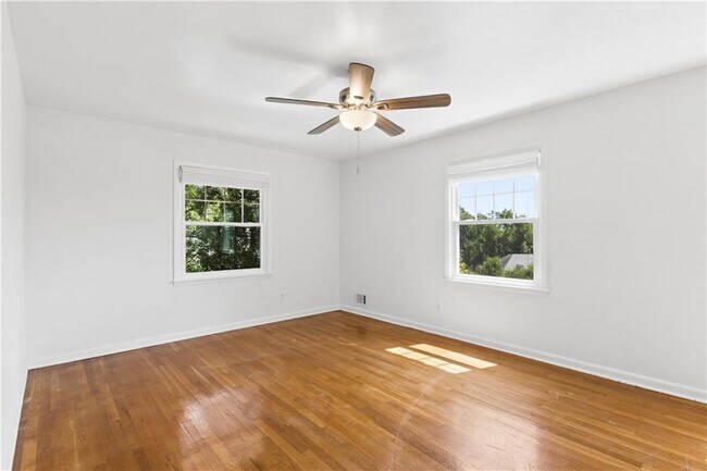 Building Photo - 800 Glenairy Dr NE