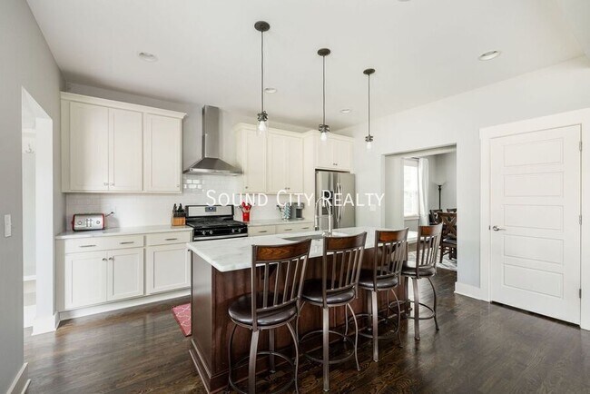 Building Photo - 606B Eastboro Dr