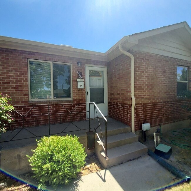 Building Photo - Cute End Unit Apartment Close to CMU