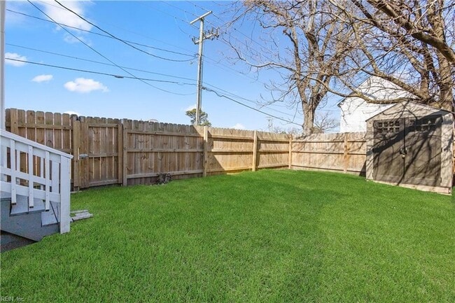 Building Photo - 926 W 26th St