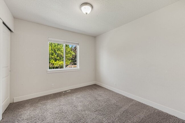 Building Photo - 5 bed 3 bath split level near State Line