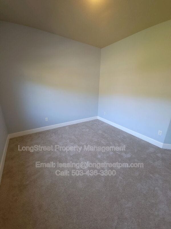 Building Photo - 9739 NW Henry Ct