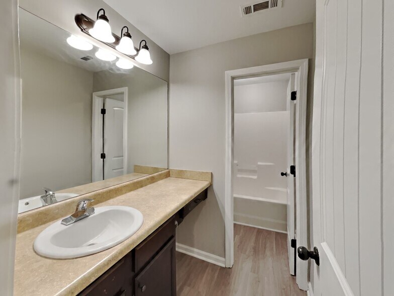 Building Photo - 400 Louise Way