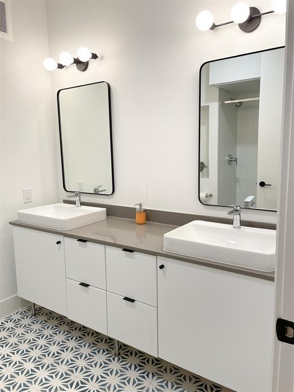 Building Photo - 2709 E 5th St.