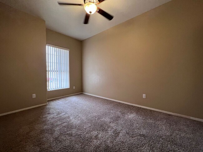 Building Photo - 4 BEDROOM WITH POOL