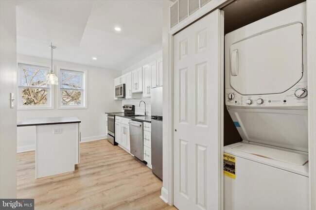 Building Photo - 137 E Spring Ave