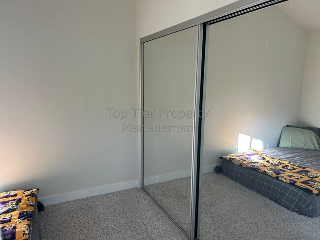 Building Photo - Beautiful 3 bed / 2.5 bath Townhome in Carlsbad