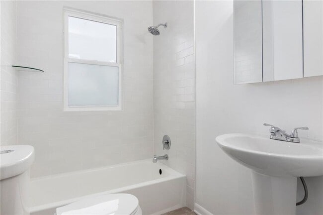 Building Photo - Nice Two Bedroom Home Located Near Lynhurs...