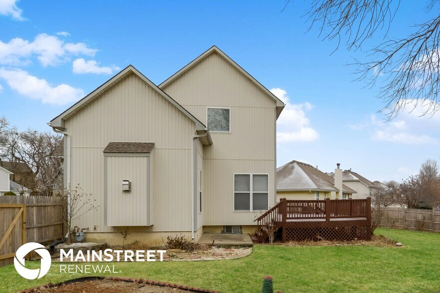 Building Photo - 633 SE James Ct