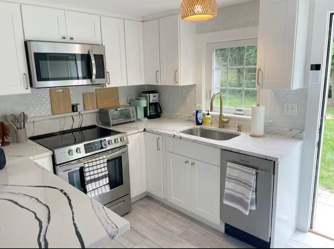 Building Photo - 4 Charles St