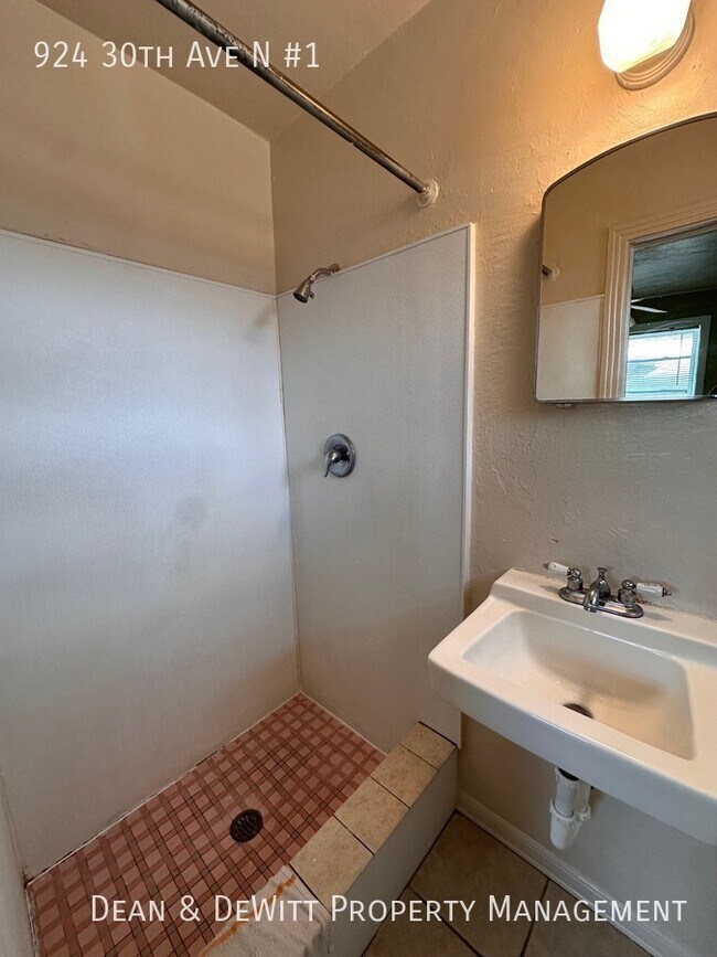 Building Photo - 924 30th Ave N