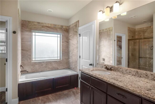 Building Photo - 2300 SW Chaddington Rd