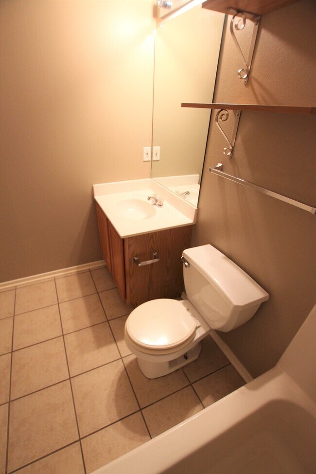 Building Photo - 447 Redbud Cir