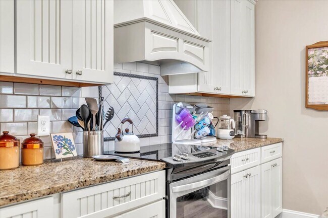 Building Photo - Gorgeous 4 Bed/2.5 Bath in Waterways Towns...