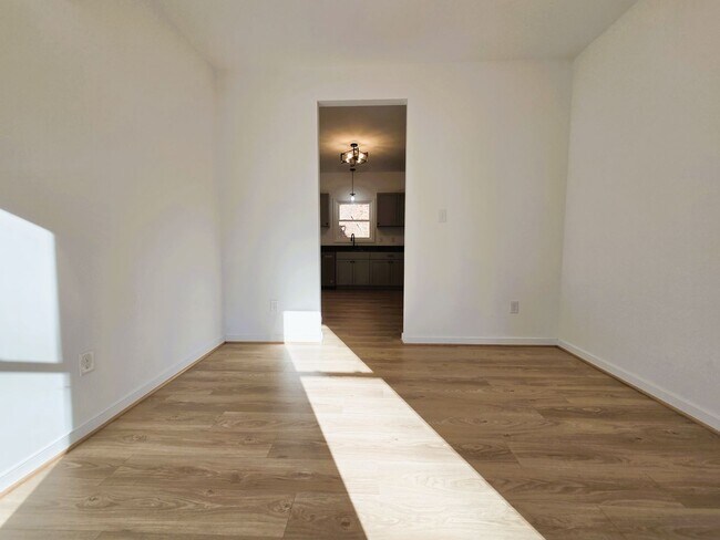 Building Photo - Large 3 story home located in Glenwood Park just minutes from downtown Richmond