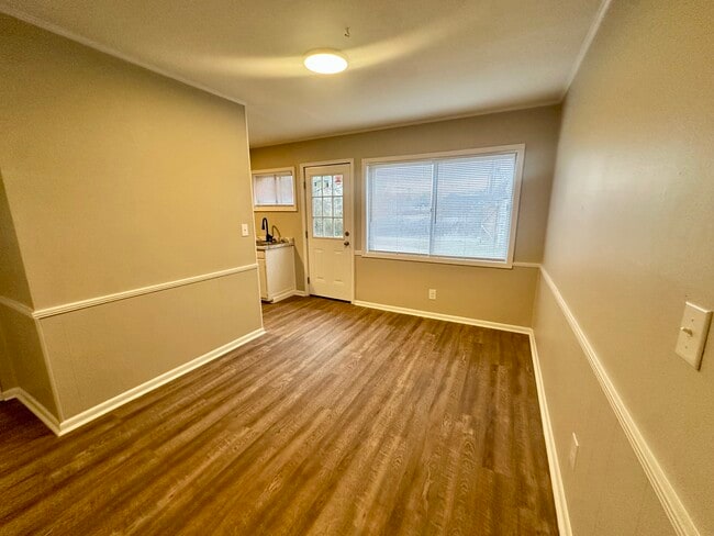 Building Photo - 503 16th Ave N