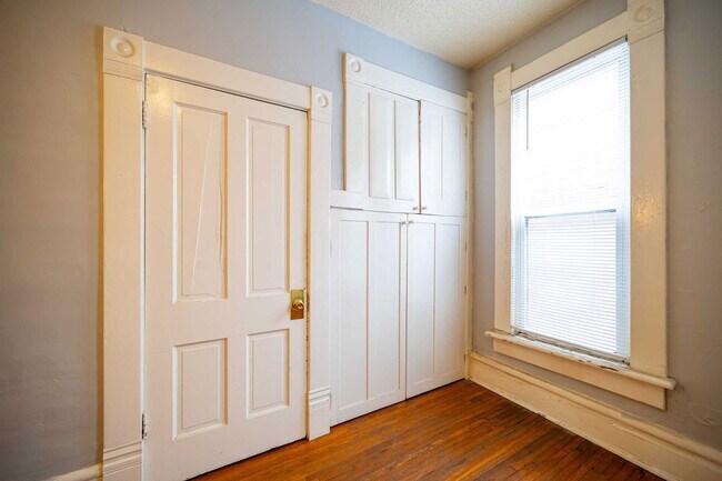 Building Photo - 250 1/2 W 5th Ave