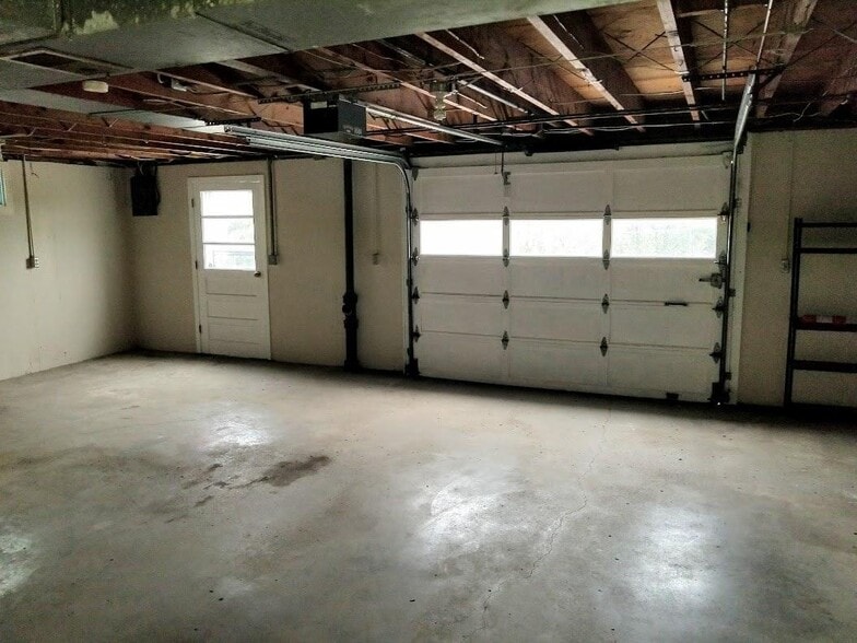 Building Photo - 1601 Lion Rd