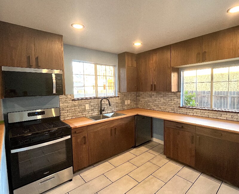 Building Photo - 3547 E Green St