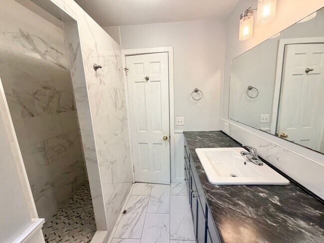 Building Photo - 3 Bedroom Apartment Superior South End Location Burlington Available 7/1
