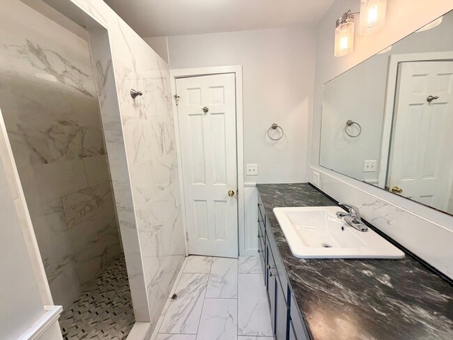 Building Photo - 3 Bedroom Apartment Superior South End Location Burlington Available 7/1! OFF STREET PARKING + LA...