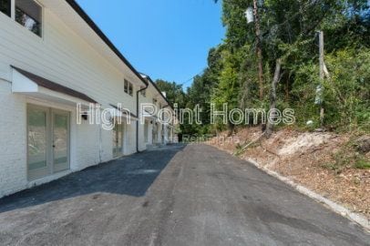 Building Photo - 400 Gallery Ln