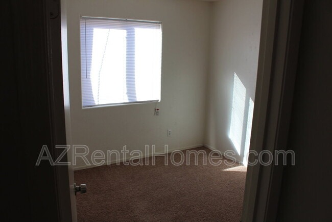 Building Photo - 6605 S 18th Dr