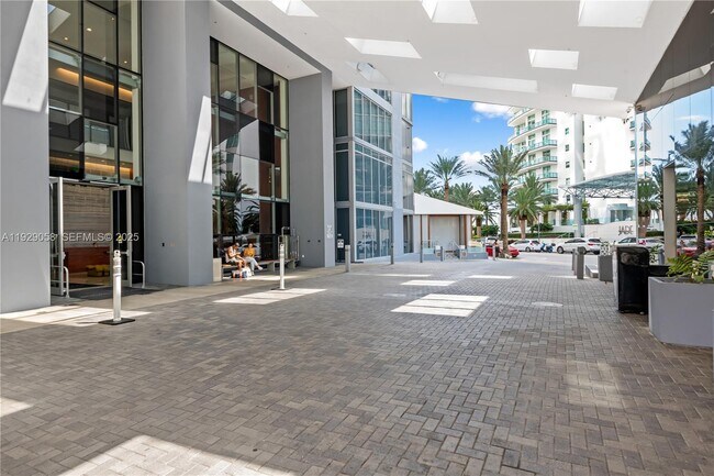 Building Photo - 1300 Brickell Bay Dr