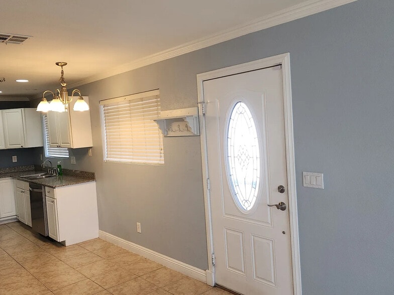 Building Photo - 318 Fife St