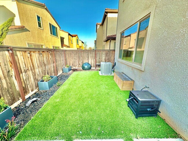 Building Photo - Newly Built 3/2.5 Home in Tesoro Viejo Community