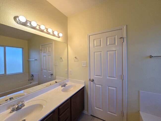 Building Photo - 2405 S Clear Creek Rd