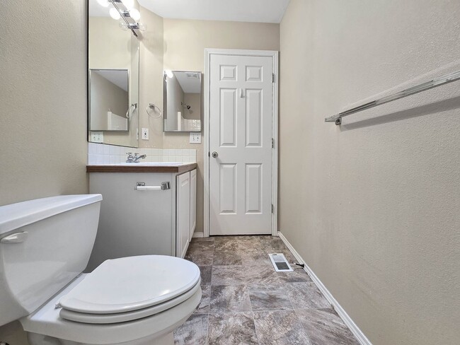 Building Photo - 2-Story modern home in Silver Firs. Large outdoor space!!!