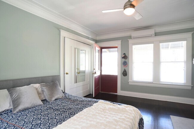 Building Photo - Charming Upper Floor 2 Bed / 1 Bath with Bonus Studio in a Prime Echo Park Location