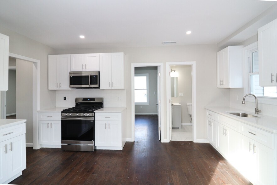 Kitchen - 356 Beechmont Ave