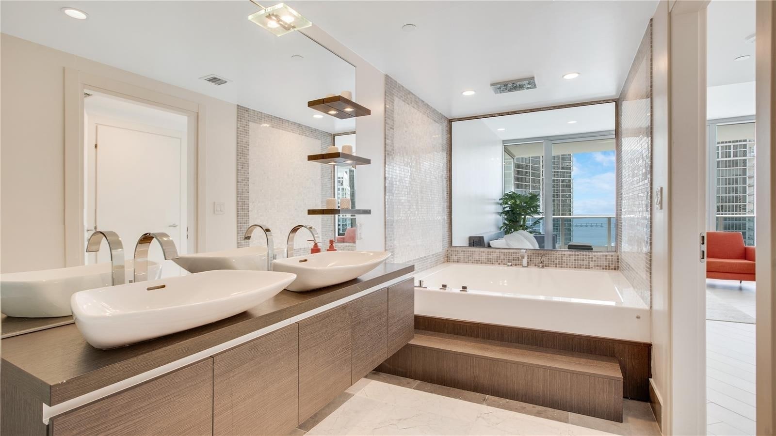 Building Photo - 200 Biscayne Boulevard Way