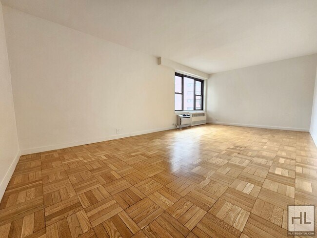 Building Photo - 15th Floor Studio Apartment Near Union Squ...