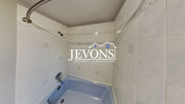 Building Photo - $500 Off First Month! Enjoy this 3-bedroom home featuring a fully equipped kitchen, a two-car att...